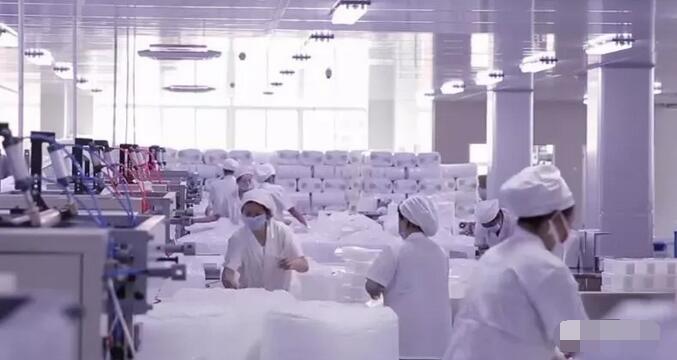 繁忙的非織造布車間場景